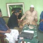 A. Mahfudh Busiri, sekretaris DPW PPP, KH. A. Muhyiddin Khotib ketua DPC PPP Situbondo, saat jumpa pers di kantor PPP Situbondo. (hadi prayitno/BANGSAONLINE)