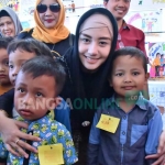 Novita Hardiny bersama anak-anak Trenggalek. foto: HERMAN/ BANGSAONLINE