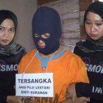 Pelaku, Anis Puji Lestari (36) yang juga istri korban, saat melakukan pra rekonstruksi di TKP, Rabu (22/2/2023)