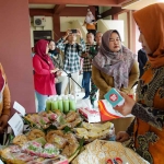 Wali Kota Mojokerto ketika meninjau salah satu stan di peluncuran KKMP Kelurahan Sentanan.