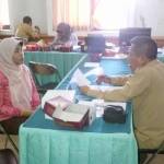 Tim BKD ketika menyeleksi berkas perawat yang mendaftar. (syuhud/BANGSAONLINE)