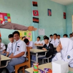 Komisioner KPU Kota Batu saat memberikan materi Budaya Politik di SMKN 3 Batu, Selasa (10/3).