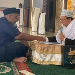 Jefta Leonardo Lavandian saat mengucapkan ikrar syahadat yang dituntun oleh Imam Besar Masjid Al-Akbar Surabaya, Dr Ahmad Nasih Hidayatullh. Foto: Mohammad Sulthon Neagara/bangsaonline