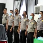Delapan oknum anggota Polsek Kutalimbaru Medan Sumatera Utara ini terancam dipecat dan penundaan pangkat akibat terlibat pemerasan dan pencabulan istri tahanan narkoba. Foto/iNews TV/Aminoer Rasyid
