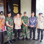Wakapolda Jatim Brigjen Pol Toni Harmanto foto bersama  Pangdam V/Brawijaya Mayjen TNI Arif Rahman yang turut hadir dalam Apel Gelar Pasukan.