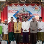 Bupati dan Wakil Bupati Bangkalan bersama perwakilan para guru gaji yang menerima bingkisan Ceria Ramadhan di Pendopo Agung, Sabtu (18/05). 