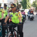 Kapolres Bangkalan AKBP Boby P. Tambunan beserta Wakapolres Kompol Hendy Kurniawan dan Kanit Dalmas Sat Sabhara Ipda Djoko berangkat ke Mapolres menggunakan sepeda. foto: FAUZI/ BANGSAONLINE