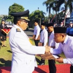 Wakil Wali Kota Blitar Santoso saat memberikan remisi kepada para napi, di halaman kantor Pemerintah Kota Blitar, Jumat (17/8/2018).