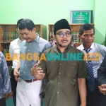 Gus Salam didampingi kuasa hukumnya saat memberi keterangan kepada awak media. Foto: AAN AMRULLOH/BANGSAONLINE