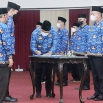 Wali Kota Saifullah Yusuf melakukan penandatanganan pada pengukuhan pengurus Korps Pegawai Republik Indonesia (Korpri) Kota Pasuruan masa bakti 2022-2027