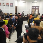 Mendagri Tjahjo Kumolo dan Gubernur Jatim Soekarwo menyalami 40 anggota DPRD yang ikut PAW, usai pengambilan sumpah dan janji di ruang sidang paripurna DPRD, Senin (10/9). Foto: IWAN I/BANGSAONLINE