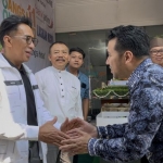 Wakil Gubernur Jawa Timur Dr Emil Elestianto Dardak dan Anggota DPR RI Rizqi Sadeg saat menghadiri HUT ke-11 BANGSAONLINE di kantor BANGSAONLINE Jalan Cipta Menanggal I niomor 35 Surabaya, Kamis (24/7/2025). Tampak M. Mas