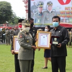 Asisten Perekonomian dan Pembangunan Kota Kediri, Ferry Djatmiko, saat menerima penghargaan Karya Bhakti Peduli Satpol PP tahun 2022. Foto: Ist