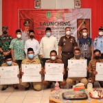 FOTO BERSAMA: Wali Kota Pasuruan Saifullah Yusuf bersama jajaran Kejaksaan Negeri Kota Pasuruan dan lima kelurahan yang terapkan restorative justice.
