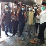 Bakal calon bupati (Bacabup) Sidoarjo, Bambang Haryo Soekartono (BHS) mendorong ratusan industri besar di Sidoarjo memakai sepatu hasil produksi industri kecil menengah (IKM).