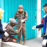 Salah satu PMKS saat diamankan petugas untuk dibawa ke Barak Semampir. Foto: Ist.