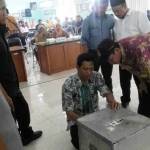 PENCOCOKAN: Kotak suara berisi form C yang dibuka saat rapat pleno terbuka rekapitulasi hasil penghitungan perolehan suara Pilkada Sidoarjo, kemarin. foto: musta’in/ BANGSAONLINE