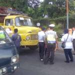 Kadishub Gresik, Andhy Hendro Wijaya saat memimpin razia truk uji kir habis. foto: syuhud/BANGSAONLINE