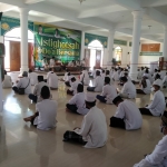 Para takmir masjid se-kabupaten Mojokerto Jawa Timur saat mengikuti Istighatsah dan Doa Bersama untuk memutus mata rantai covid-19 di Masjid Raya KH Abdul Chalim Pondok Pesantren Amanatul Ummah Pacet Mojokerto Jawa Timur, Sabtu (13/6/2020). Foto: MMA/ bangsaonline.com  