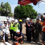 Ketua PD Muhammadiyah Gresik Taufiqullah Ahmadi bersama para kepala sekolah, undangan, dan pelaksana proyek saat peletakan batu pertama. Foto: SYUHUD/BANGSAONLINE