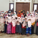 Perkumpulan istri KWG bersama pengurus dan anak yatim piatu di Asrama Yayasan  Putri Fadilah Gresik, Sabtu (17/4/2021). SYUHUD/BANGSAONLINE.com