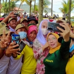 Ibu-ibu peserta senam bersama saat berswafoto dengan Novita (masker putih) di Pantai Blado, Kecamatan Munjungan, Trenggalek. foto: HERMAN/ BANGSAONLINE