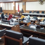 Wabup Qosim membacakan jawaban PU Fraksi terhadap nota keuangan R-PAPBD 2019. foto: SYUHUD/ BANGSAONLINE