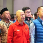 Gus Yani (dua dari kiri baris belakang) bersama dengan kepala daerah asal PDIP se-Jatim dalam suatu acara  dengan DPD PDIP Jatim 
FOTO: Ist.