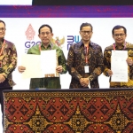 Direktur Utama SIG, Donny Arsal (paling kanan), bersama sejumlah perusahaan BUMN disaksikan Wakil Menteri BUMN I, Pahala Nugraha Mansury, dalam rangkaian acara SOE International Conference di Bali Nusa Dua Convention Center. Foto: Ist