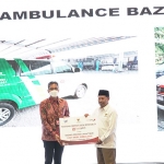 Direktur Utama Bank Jatim, Busril Iman, saat menyerahkan CSR secara simbolis.