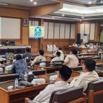 Bupati Fandi Akhmad Yani bersama Ketua DPRD M. Syahrul Munir saat memimpin rapat penanganan Kali Avoor dan pedagang setelah ditertibkan. Foto: Syuhud/Bangsaonline.