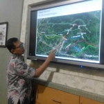 ANALISA: Kepala Dinas PUPR Sigit Setyawan menunjukkan peta sungai yang memicu banjir Jabon, di kantor Dinas PUPR Sidoarjo, Jumat (12/5). foto: MUSTAIN/ BANGSAONLINE