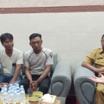 Wakil Ketua DPRD Kota Probolinggo, Santi Wilujeng Prastyani, saat menerima aduan dari 5 petugas Linmas Kelurahan Jrebeng Lor.