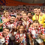 Pemain Kroasia berpose merayakan kemenangan usai melawan Maroko pada perebutan peringkat tiga. 