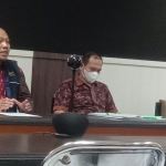 Ketua Himpsi Malang M. Salis Yumiardi (kiri) saat menjelaskan layanan trauma healing untuk korban tragedi Kanjuruhan.