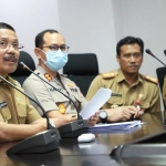 Rapat Forkopimda di ruang kerja Wakil Wali Kota Batu membahas pencegahan virus corona (Covid-19), Senin (16/3).