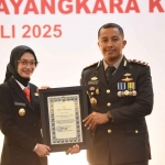 Wali Kota Kediri saat menerima penghargaan dari Kapolres Kediri Kota. Foto: Ist
