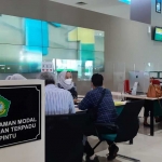 Sejumlah warga mulai memanfaatkan pelayanan perizinan di MPP Sidoarjo, Selasa (21/9. Foto: MUSTAIN/BANGSAONLINE.com