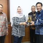 Bupati Sambari menerima cinderamata dari Nihayatul Wafiroh, anggota Komisi II DPR RI.
