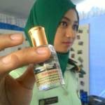 UNIK: Seorang mahasiswa STTP Bogor menunjukkan parfum berbahan dasar kotoran domba. foto detik.com