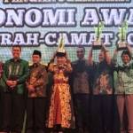 HM Anton, Wali Kota Malang didampingi Wawali H.Sutiaji, saat foto bareng bersama Forpimda dan para pemenang Otonomi Award Lurah-Camat 2015. (Iwan/BANGSAONLINE)