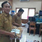 Seragam yang dibagikan untuk siswa prasejahtera di Kota Malang.