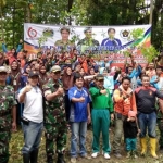 Gerakan menanam pohon PWI Tuban bersama siswa, TNI dan Perhutani serta masyarakat. foto: SUWANDI/ BANGSAONLINE
