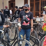 Calon Wakil Bupati Kediri Dewi Mariya Ulfa saat menyapa para pencinta sepeda onthel di Desa Purwodadi, Kecamatan Kras. (foto: MUJI HARJITA/ BANGSAONLINE)