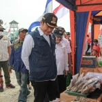 Bupati Lamongan, Yuhronur Efendi, saat tiba di lokasi petik laut di Kawasan Pantai Lohgung Brondong.
