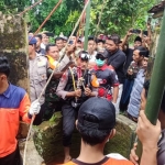 Anggota BPBD Pamekasan, polisi dan TNI mengevakuasi korban jatuh ke dalam sumur