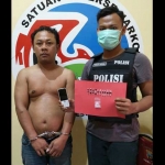 Petugas pamerkan tangkapannya, tersangka narkoba yang sempat masuk DPO Polres Jombang. foto: ROMZA/ BANGSAONLINE