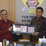 Kepala KPw BI Kediri, M.Choirur Rofiq (kiri) dan Wali Kota Kediri, Abdullah Abu Bakar saat menunjukkan uang kertas emisi 2022. Foto: Ist/ BANGSAONLINE.com