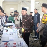 Bupati Gresik Fandi Akhmad Yani dan pejabat forkopimda saat sidak TPS. Foto: Ist.