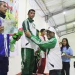 Ketua KONI Tuban, Mirza Ali Mansyur saat memberikan reward kepada para atlet yang berhasil membawa trophy untuk Kabupaten Tuban. (foto: suwandi/BANGSAONLINE)